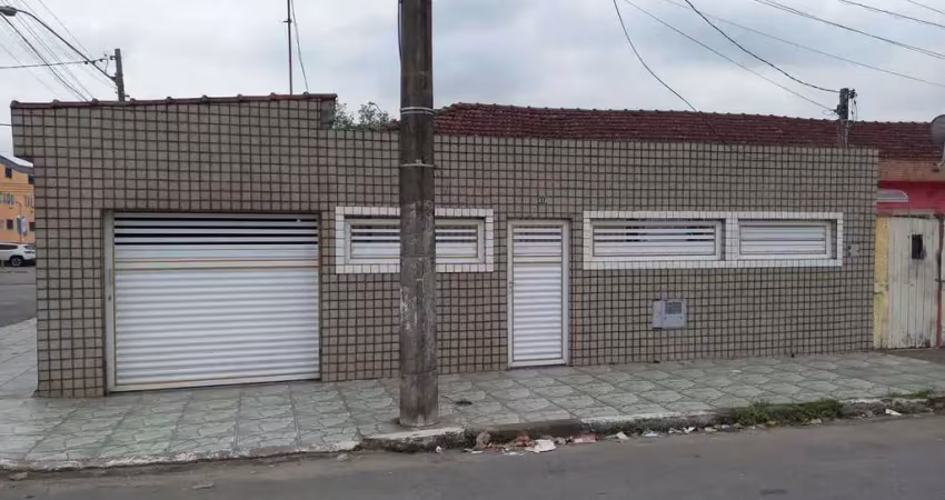 Casa independente em são vicente. 2 quartos, 2 vagas e quintal.