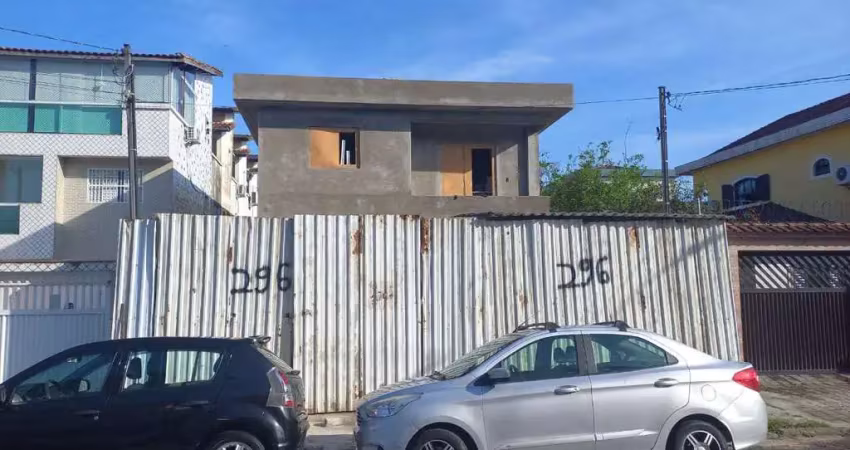 Último sobrado em condomínio com quintal em 'u' em são vicente!