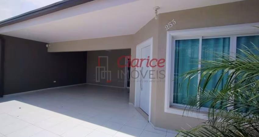Casa térrea com mezanino, 3 quartos e 229m² no Jardim Cruzeiro, São José dos Pinhais, PR. Aproveite essa oportunidade!
