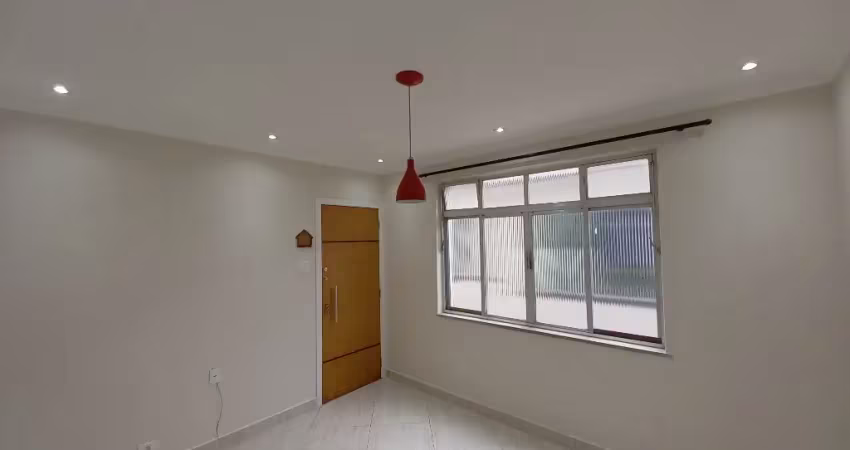 Apartamento reformado na ponta da praia – conforto e localização perfeita!