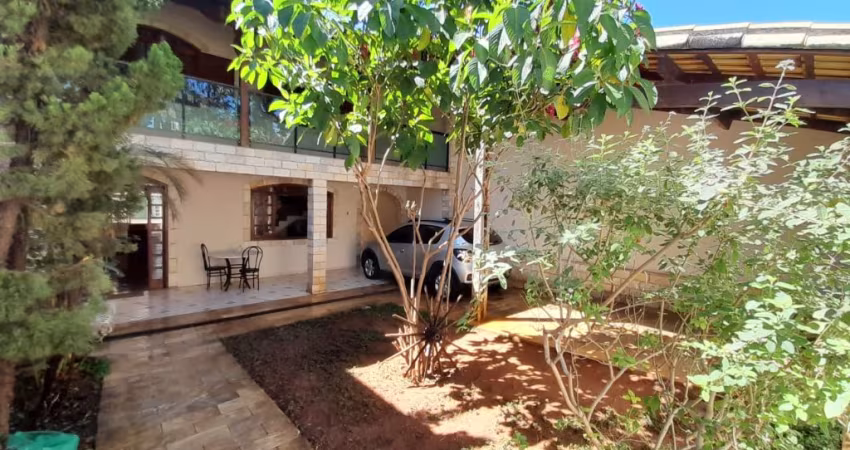 Casa geminada 3 quartos 144m² de área construída, -Bairro Santa Amélia
