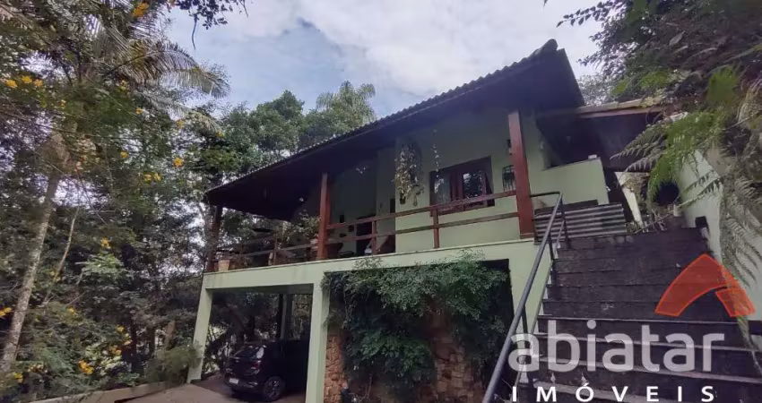 Casa com 4 suítes com 559m² de área construída - condomínio iolanda