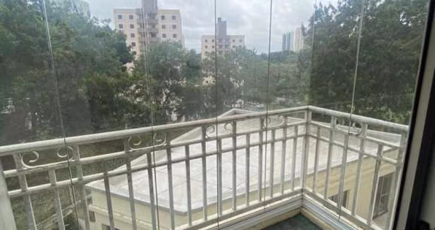 Apartamento a Venda no Panamby repleto de Armários planejados na cozinha e nos dormitórios.