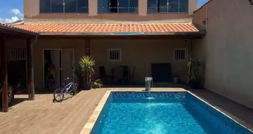 Casa com 2 quartos, piscina, área gourmet e espaço extra próximo à br