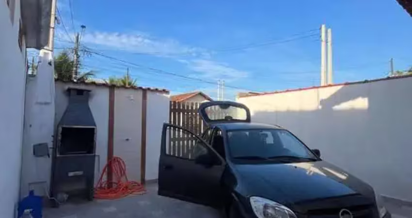 Casa de 55m2 com piscina  com 2 quartos e 2 vagas em mongaguá - sp