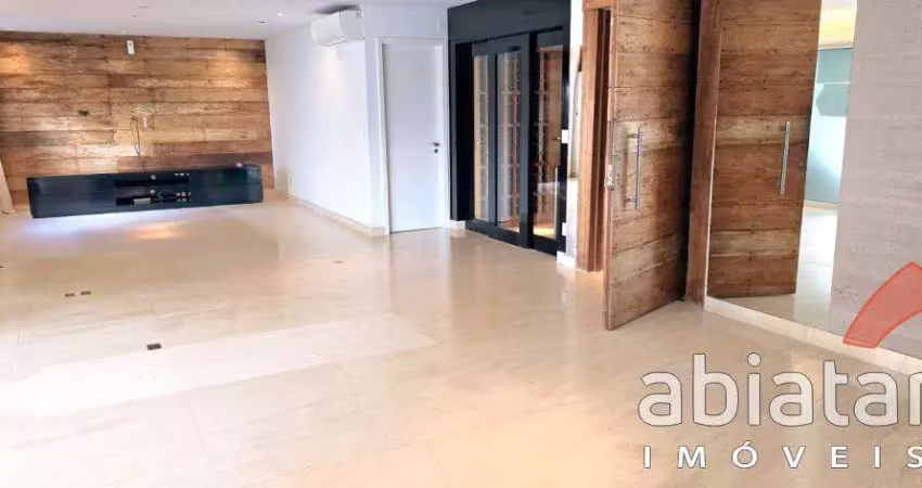 Apartamento à venda reformado e semi-mobiliado com varanda gourmet e lazer completo no Morumbi