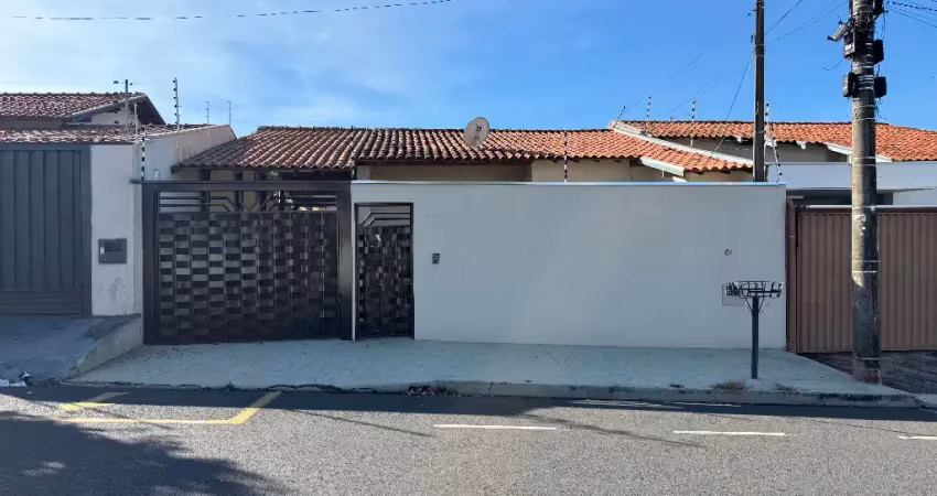 Linda casa 2 dormitórios sendo um apartamento no bairro nato vetorasso, aroeira e doca vetorasso.