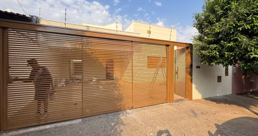 Linda casa grande e confortável com 3 dormitórios, suite e varanda com churrasqueira no bairro nato vetorasso