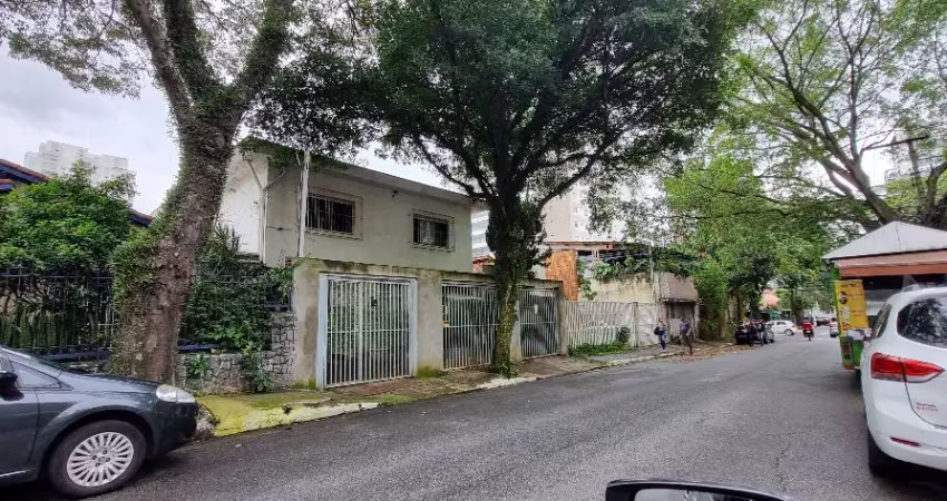 Espaçoso Sobrado no Brooklin com terreno de 270 mt e área construída de 280 Metros