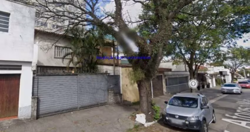 Casa 150m², sendo casa principal + edícula; a casa com 2 dormitórios (sendo 1 suíte), 3 banheiros e garagem para 2 carros; a edícula 1 dormitório