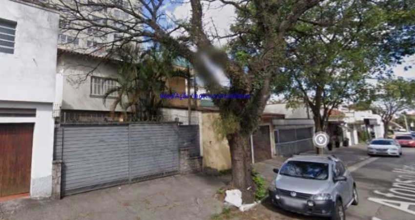 Casa 150m², sendo casa principal + edícula; a casa com 2 dormitórios (sendo 1 suíte), 3 banheiros e garagem para 2 carros; a edícula 1 dormitório