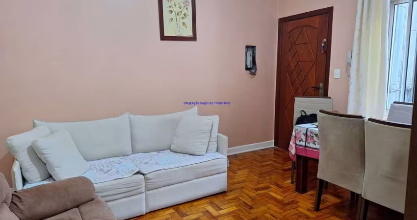Apartamento arejado, reformado e ensolarado  78m² de área útil, 02 dormitórios e 01 banheiro.  Condomínio com portaria.  Excelente localização