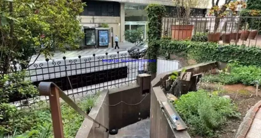 Casa sobrado 388m², 07 salas, 08 banheiros e 02 vagas de garagem.  excelente localização, á 4 minutos andando para estação do metrô consolação;
