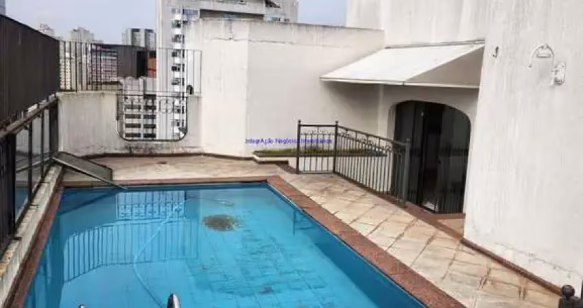 Apartamento cobertura duplex 669m², 04 dormitórios (sendo 02 suítes), 05 banheiros, 05 vagas de garagem e piscina privativa.