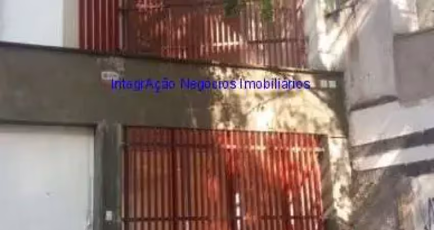 Casa sobrado 440m², 06 banheiros e 03 vagas de garagem.  excelente localização, entre as ruas piracuama, bernardo da veiga