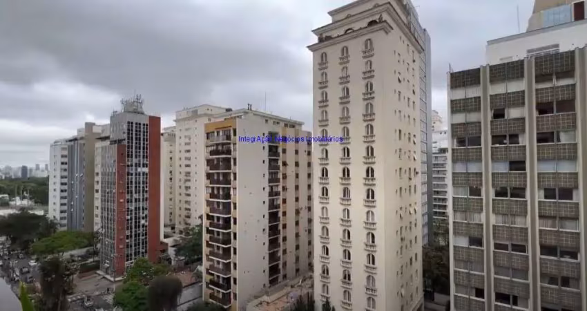 Apartamento  467m², 04 dormitórios (sendo suítes), 05 banheiros e 4 vagas de garagem.  condomínio com portaria, segurança, piscina, playground.