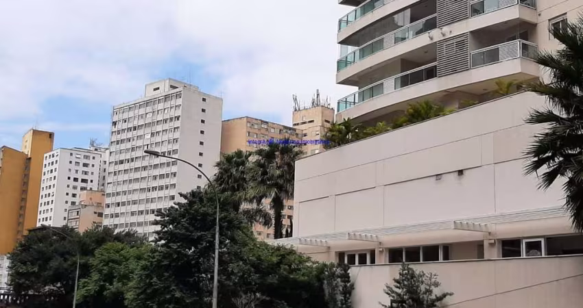 Condomínio com segurança e monitoramento.  Excelente localização á 7 minutos andando para a Estação do Metrô Anhangabaú; Entre o Viaduto Nove de Julho