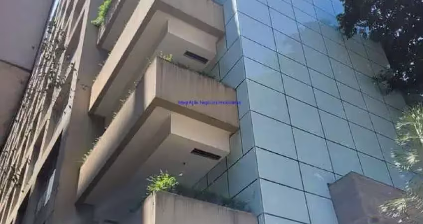Prédio comercial 4.023m², possui 9 andares, 01 copa em cada andar, 03 banheiros em cada andar e 95 vagas na garagem;