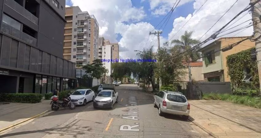 Loja 207m², 02 banheiros.  Excelente localização á 7 minutos andando para a Estação do Metrô Sumaré; entre as Ruas Capote Valente, Amália de Noronha