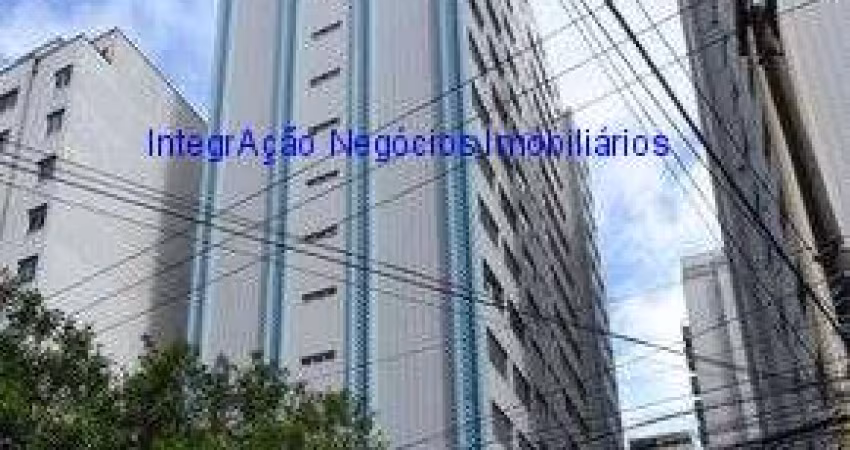 Apartamento 200m², 03 dormitórios (sendo 01 suíte), 02 banheiros e 02 vagas na garagem.  Condomínio com portaria, segurança 24hrs e salão de festa.