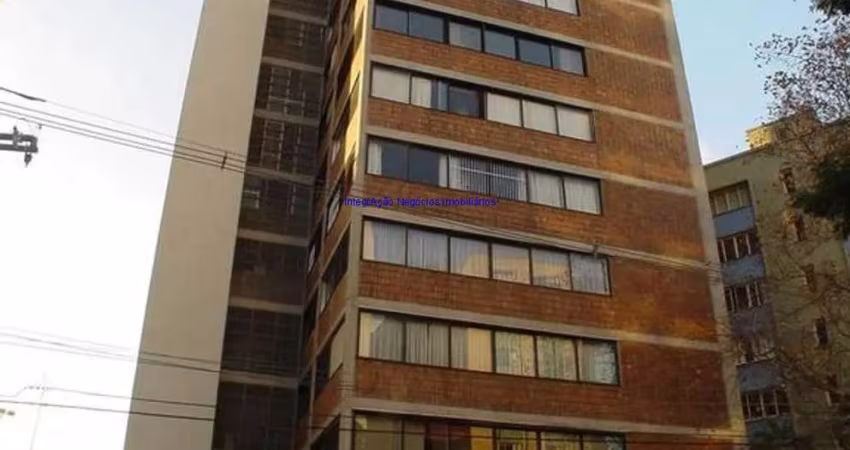 Apartamento 218m², 03 dormitórios (sendo 01 suíte), 03 banheiros e 01 vaga na garagem.  Condomínio com portaria 24 horas e com um amplo jardim.