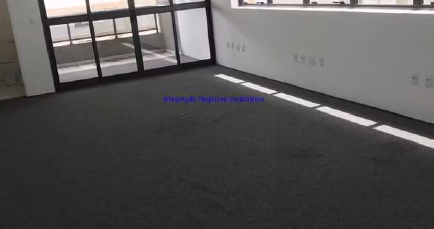 Conjunto Comercial 48m², 01 banheiro e 01 vaga na garagem.  Condomínio com recepção e segurança 24hrs.  Excelente localização