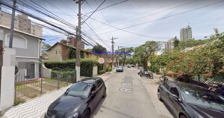 Sobrado 200m², 03 dormitórios (sendo 01 suíte), 02 banheiros e 02 vagas na garagem.  Excelente localização.
