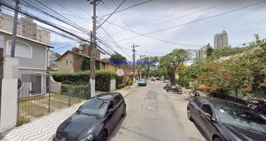Sobrado 200m², 03 dormitórios (sendo 01 suíte), 02 banheiros e 02 vagas na garagem.  excelente localização.