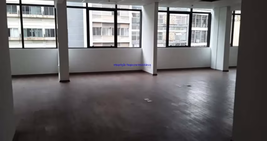 Laje comercial 240m²,  2 banheiros, um banheiro com previsão para pcd e infraestrutura para mais 2 banheiros . prédio totalmente reformado e moderno;