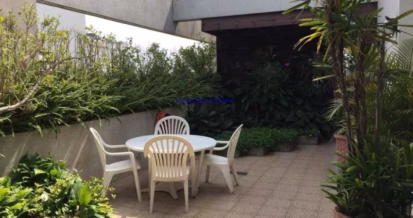 Apartamento Duplex 700m², 04 dormitórios (sendo suítes), 05 banheiros e 04 vagas na garagem.    Condomínio com portaria, segurança 24hrs, piscina.