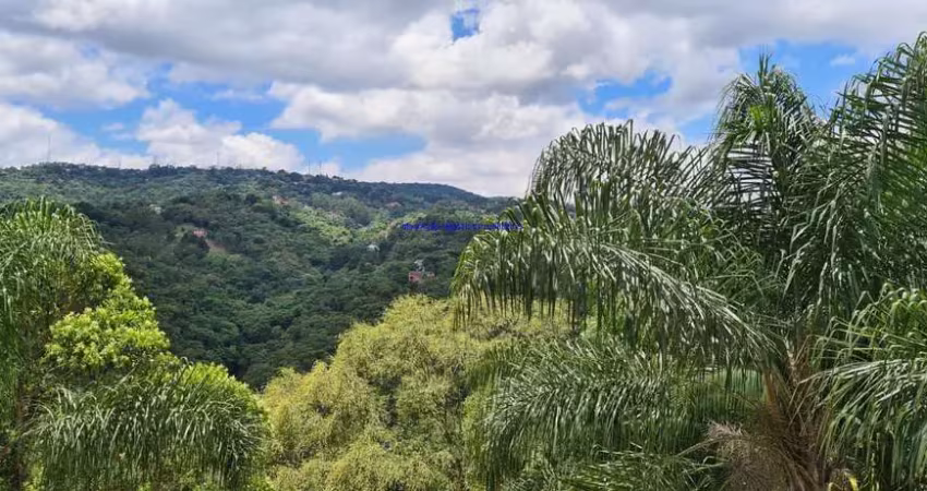 Sobrado Residencial 500m², 04 dormitórios (sendo suítes), 05 banheiros e 05 vagas na garagem; Possui piscina com deck, área goumert e jardim.