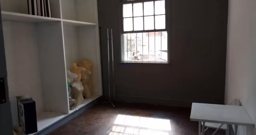 Loja 50m², 01 banheiro; piso superior 03 salas com 12m², cada  excelente localização á 10 minutos andando para a estação do metrô ana rosa;