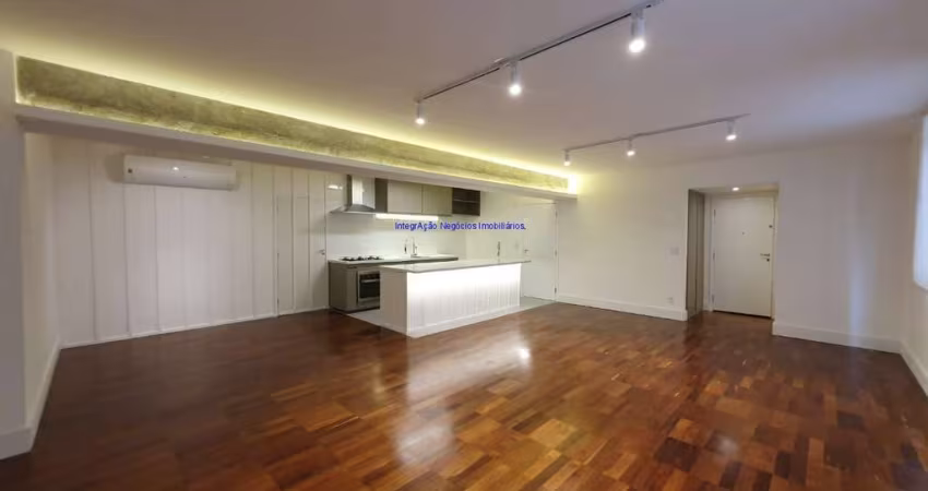 Apartamento 03 dormitórios (sendo 01 suíte), 02 banheiros e 02 vagas na garagem.  Condomínio com portaria e jardim.   Excelente localização