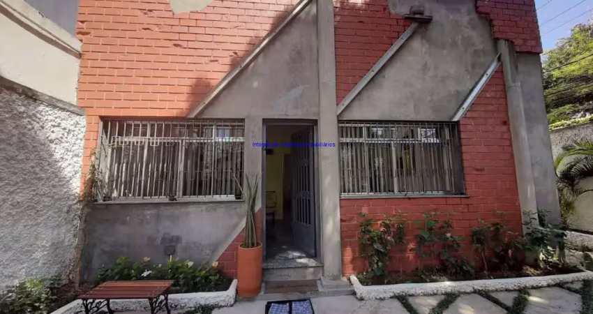 Casa comercial 300m², recepção, 06 salas, 03 banheiros e 05 vagas na garagem.   excelente localização á 9 minutos andando para a estação do metrô