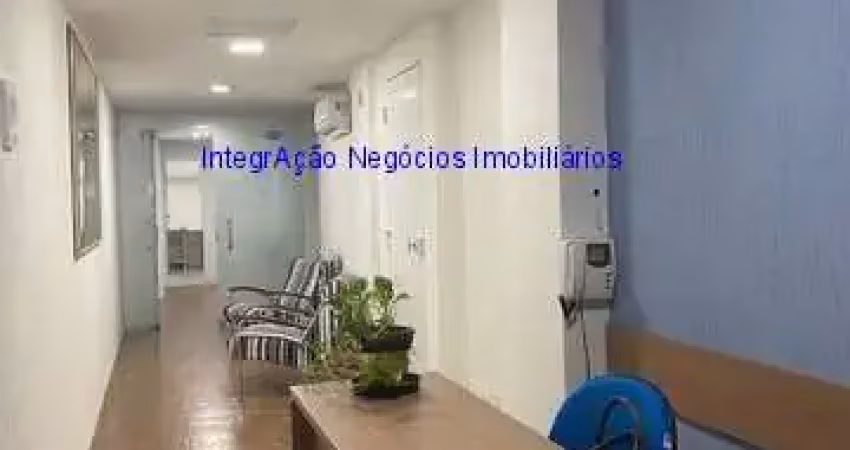Conjunto comercial 230m², 05 banheiros e 03 vagas na garagem.    condomínio com recepção e segurança 24hrs.  excelente localização.