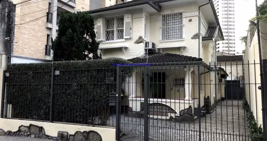 Sobrado residencial 380m², 04 dormitórios (sendo 03 suítes), 04 banheiros e 03 vagas na garagem.  possui piscina privativa e churrasqueira.