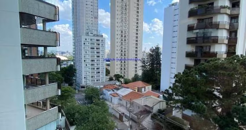 Apartamento 154.85m², 03 dormitórios (sendo suítes), 05 banheiros e 03 vagas na garagem.  Condomínio com portaria, segurança 24hrs, salão de festa.