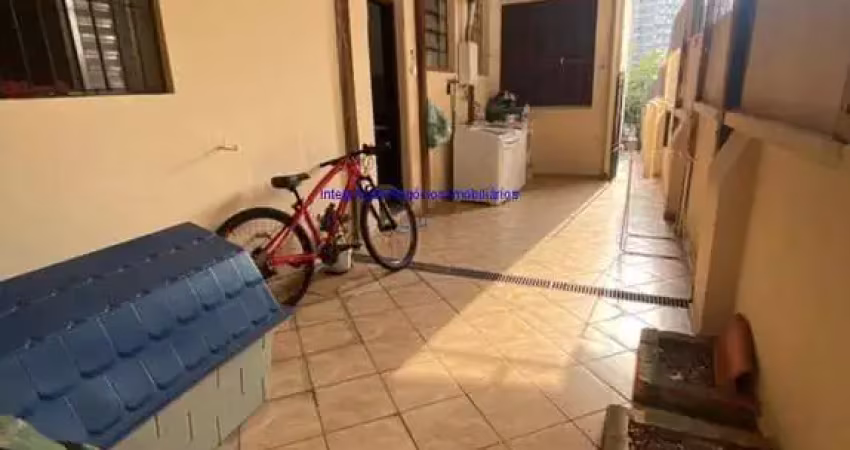 Sobrado Residencial 340m², 05 dormitórios, 03 banheiros e 01 vaga na garagem.   Excelente localização entre as Ruas Tenente Otávio Gomes