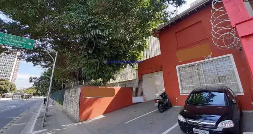 Casa comercial 300m², 06 salas, 03 banheiros e 08 vagas na garagem;  terreo: 03 salas , cozinha, 01 banheiro, 01 lavabo e quarto de empregada;