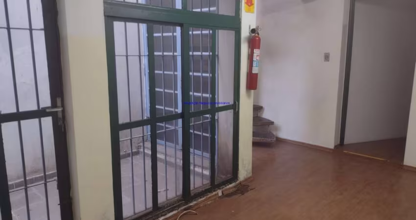 Casa sobrado comercial 300m², 15 salas, 05 banheiros, e 01 vaga na garagem.  Excelente localização á 8 minutos andando para a estação do metrô