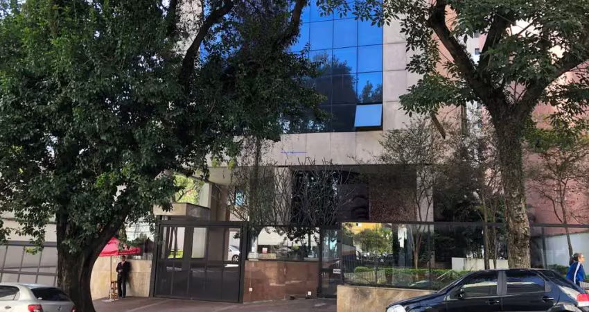 Conjunto comercial 102m², 03 banheiros e 02 vagas na garagem.    condomínio recepção e segurança 24hrs.   excelente localização,