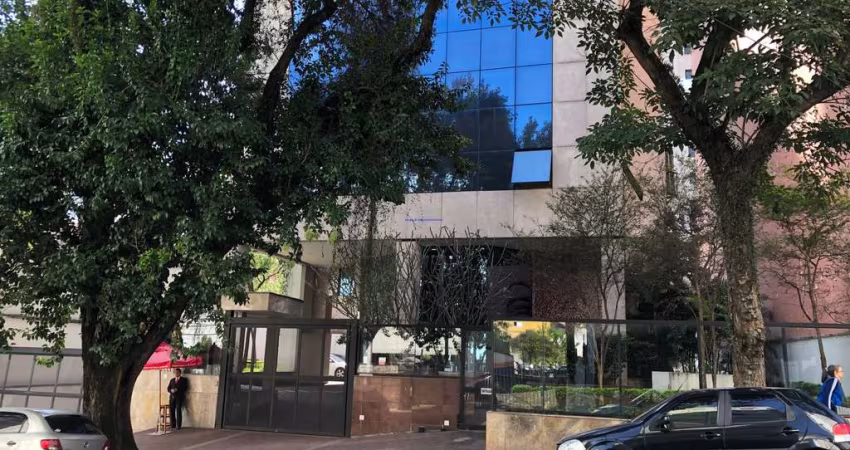 Conjunto Comercial 102m², 03 banheiros e 02 vagas na garagem.    Condomínio recepção e segurança 24hrs.   Excelente localização,