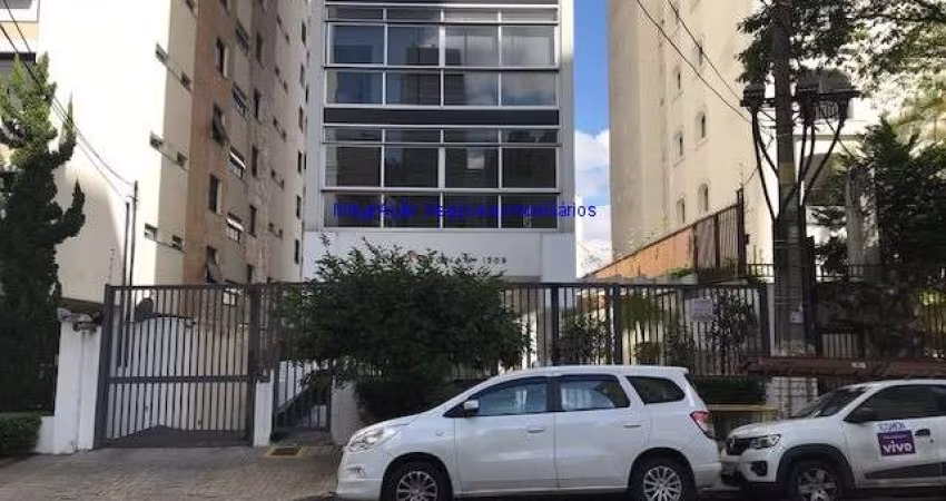 Apartamento 190m², 03 dormitórios (sendo 01 suíte), 04 banheiros e 02 vagas na garagem.  Condomínio com portaria 24hrs, salão de festa, salão gourmet,