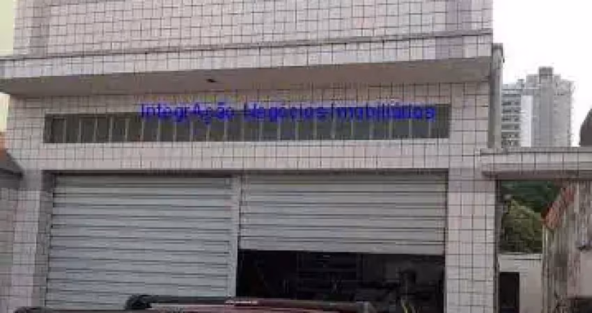 Terreno 372m², possui uma casa antiga de 90m² com uma garagem coberta na frente e mais uma garagem para 02 carros.  excelente localização