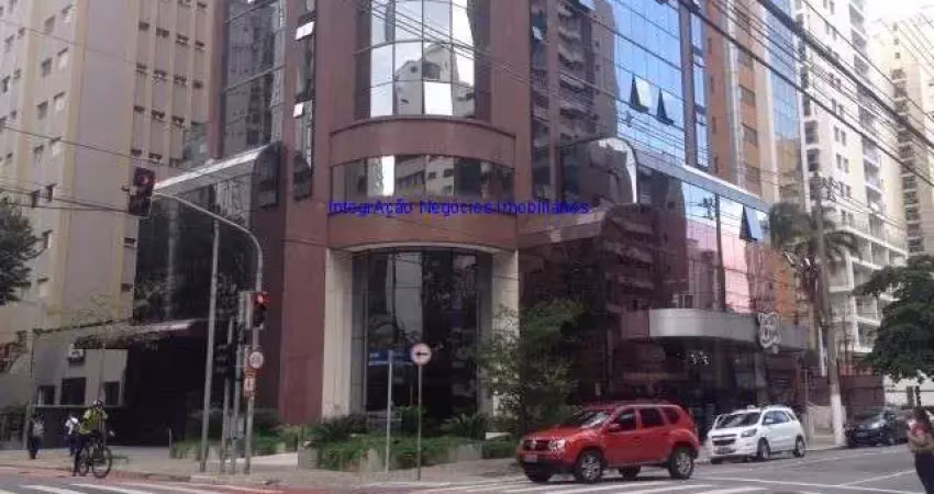 Conjunto comercial 45m², 03 salas,01 copa, 02 banheiros e 01 vaga na garagem. condomínio com recepção e portaria.  excelente localização