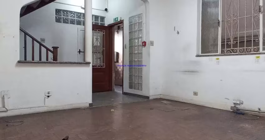 Prédio/casa/sobrado 700m², possui 04 pavimentos, com 06 banheiros, 01 cozinha e 01 vaga na garagem.   excelente localização