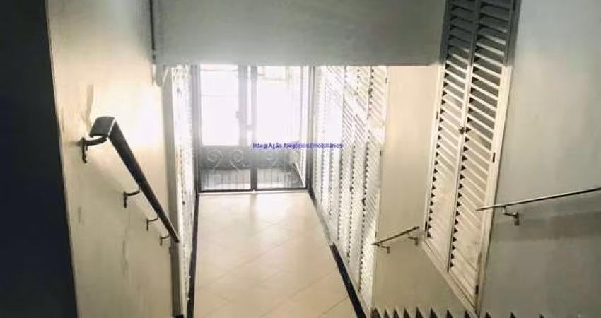 Apartamento 50m², 01 dormitório e 01 banheiro.   Condomínio com portaria 24hrs.  Excelente localização á 3 minutos andando para a estação do metrô