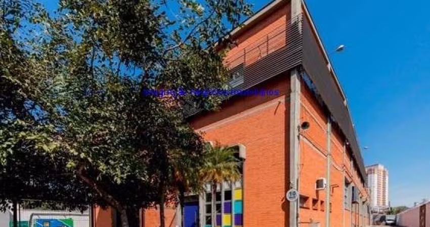 Prédio 2.243m², 02 banheiros coletivos com vestiários (piso superior), 42 vagas na garagem, Piso superior (escritórios) com forro termo acústico