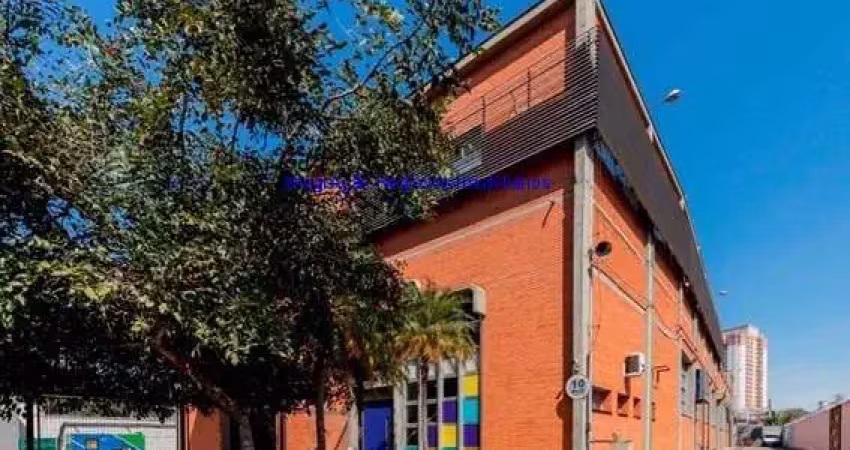 Prédio 2.243m², 02 banheiros coletivos com vestiários (piso superior), 42 vagas na garagem, piso superior (escritórios) com forro termo acústico