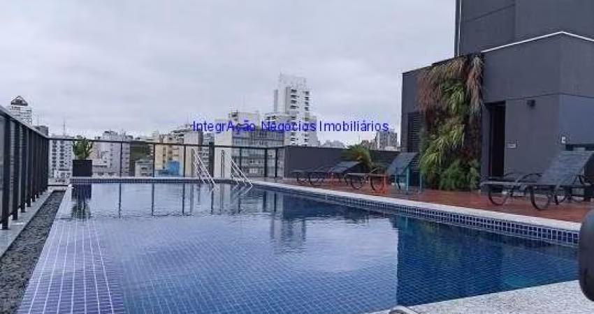Condomínio com portaria, segurança 24hrs, piscina, salão de festa, lavanderia coletiva e academia.  Excelente localização